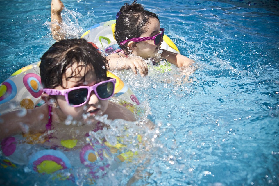 Enfants qui se baignent en portant des lunettes de soleil