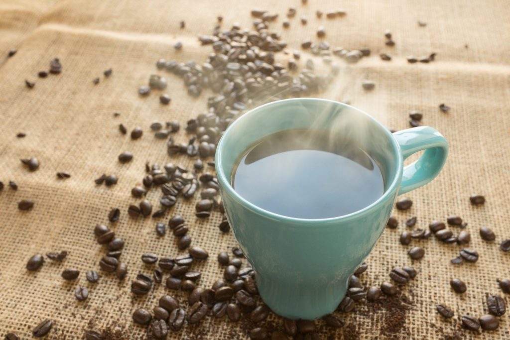 Grains et tasse de café sur une table