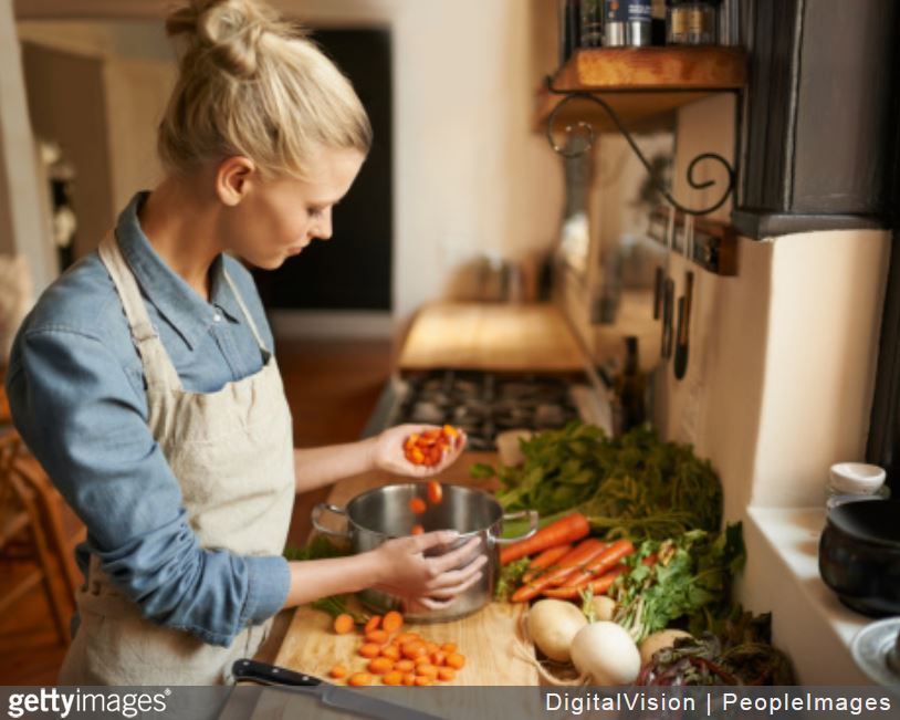 cuisiner-pour-les-autres-jeune-femme-cuisine-legumes-psychologie