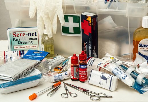 Armoire à pharmacie de la salle de bains : ce qu’elle doit contenir