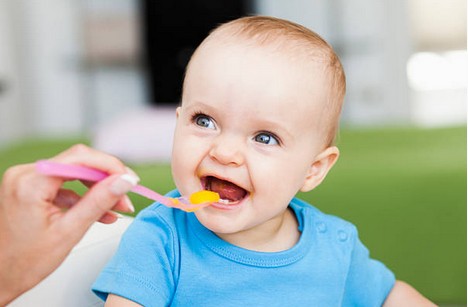 Premières dents de bébé : comment gérer les repas et les menus ?