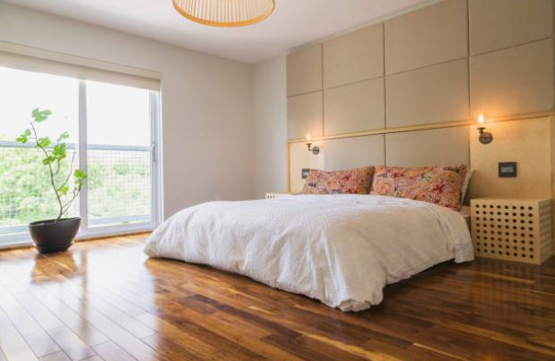 chambre-zen-lit-plante-mur-beige-parquet-naturel-decoration