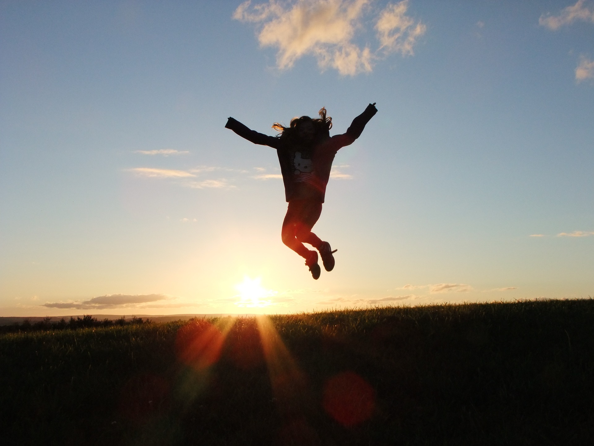 Personne qui saute en l'air au coucher du soleil