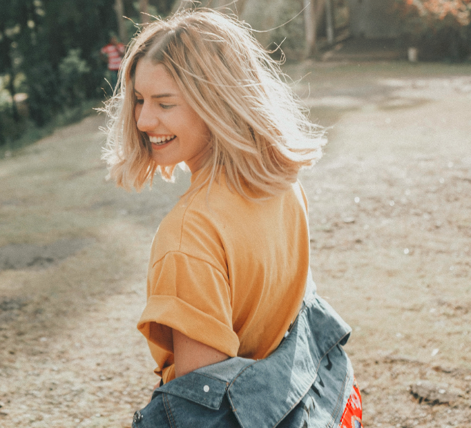 Jeune femme heureuse en train de rire