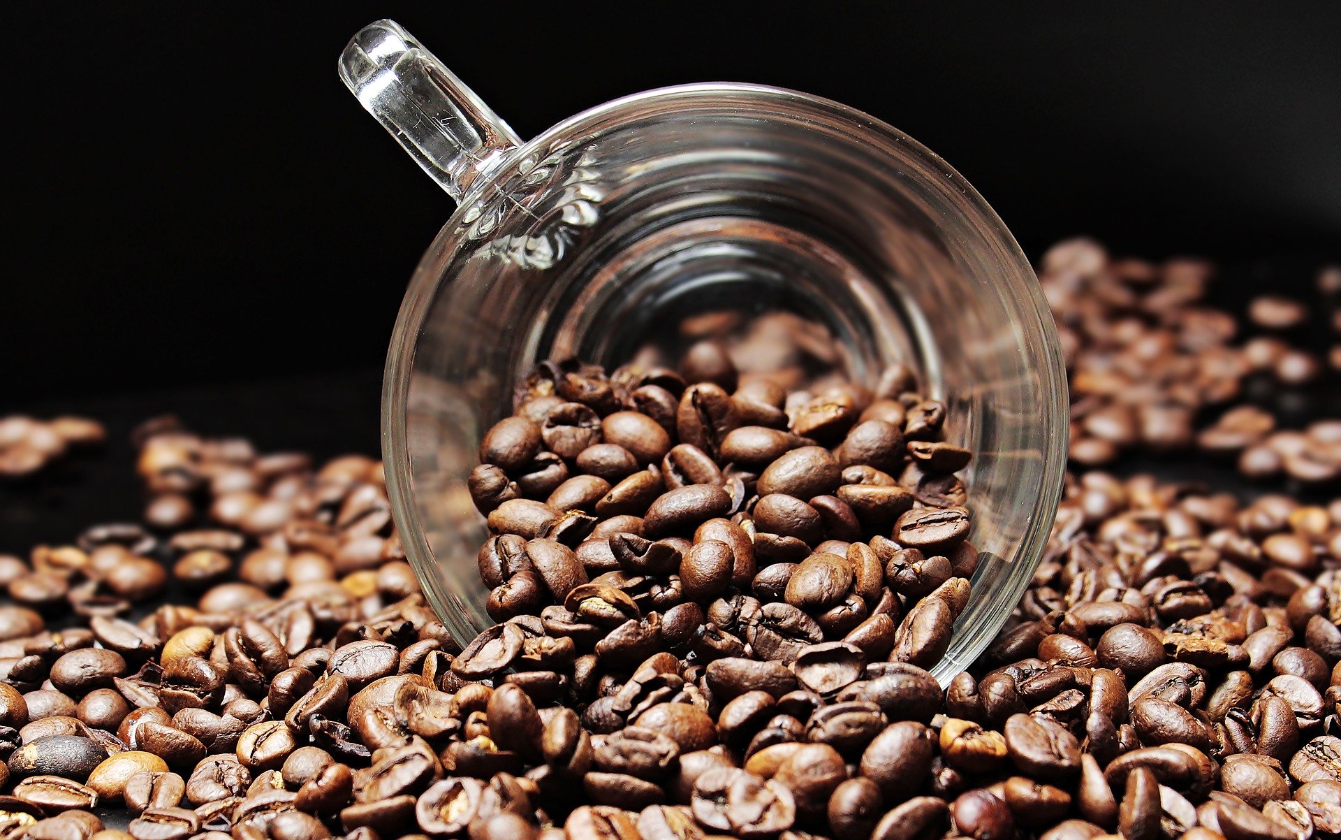 Tasse renversée sur un tas de grains de café
