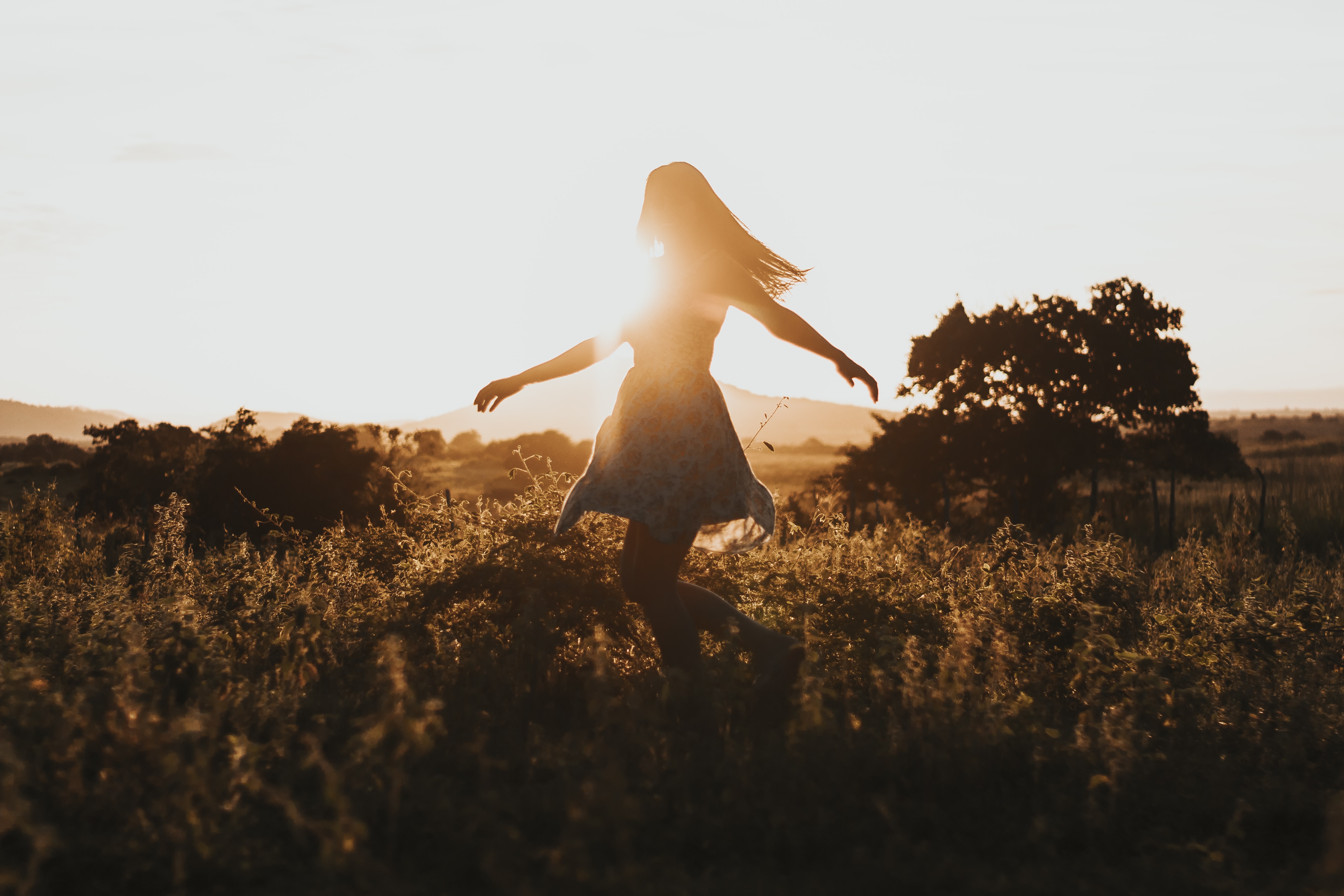 Une femme dans un champ au crépuscule